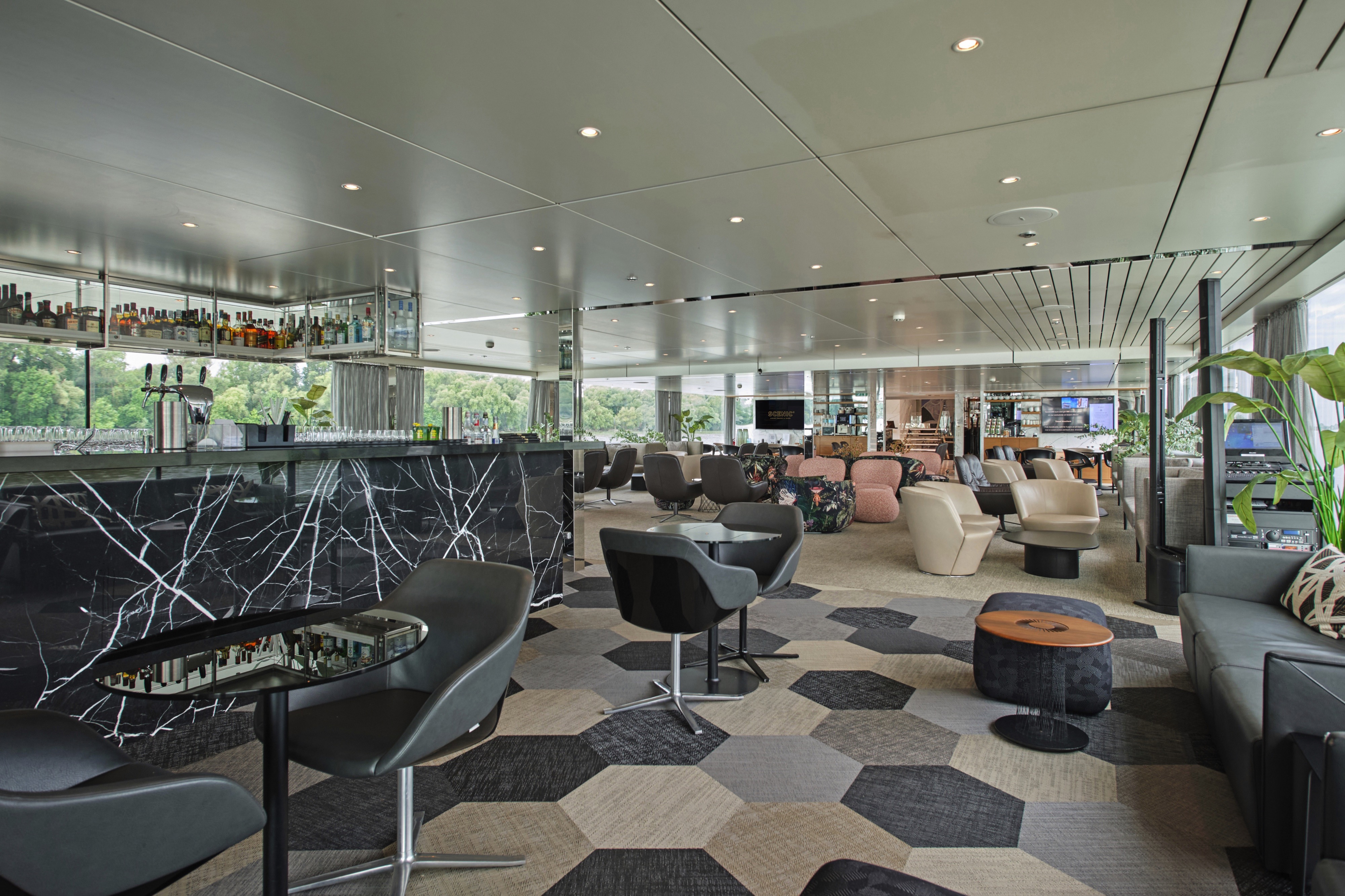 Scenic Amber - Panorama Lounge & Bar